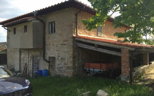 Piccola fattoria con casa in pietra e strutture per allevamenti