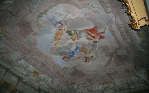 Palazzo storico e affrescato sul Lungarno