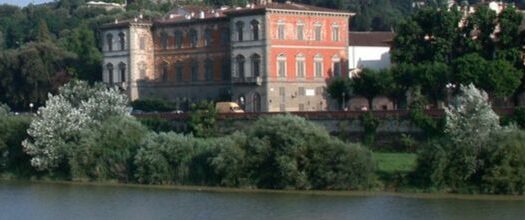 Palazzo storico e affrescato sul Lungarno